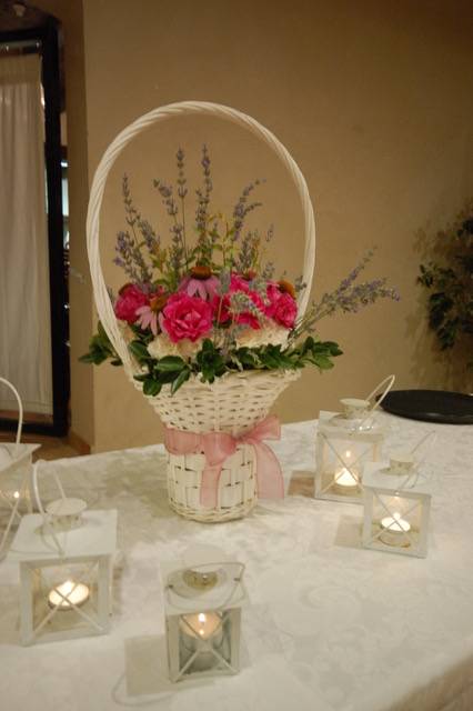 Cesto di rose con lanterne