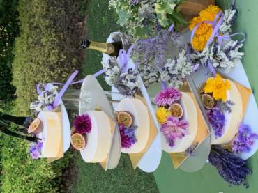 Torta con fiori freschi